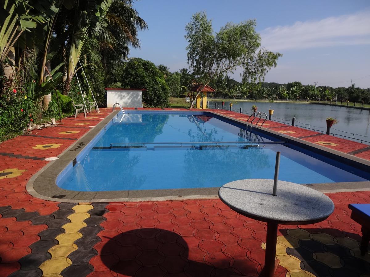 Royal Riviera Hotel Kumarakom Bagian luar foto