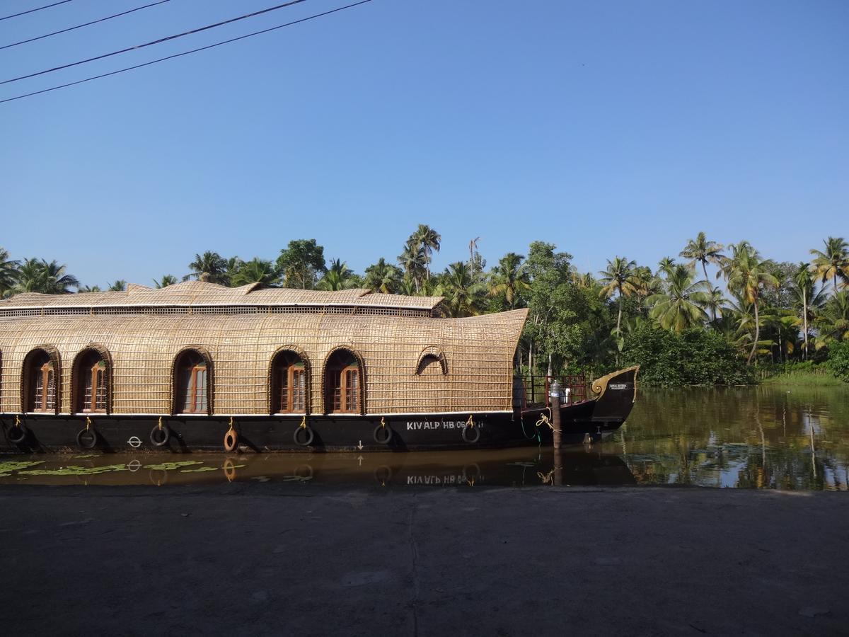 Royal Riviera Hotel Kumarakom Bagian luar foto