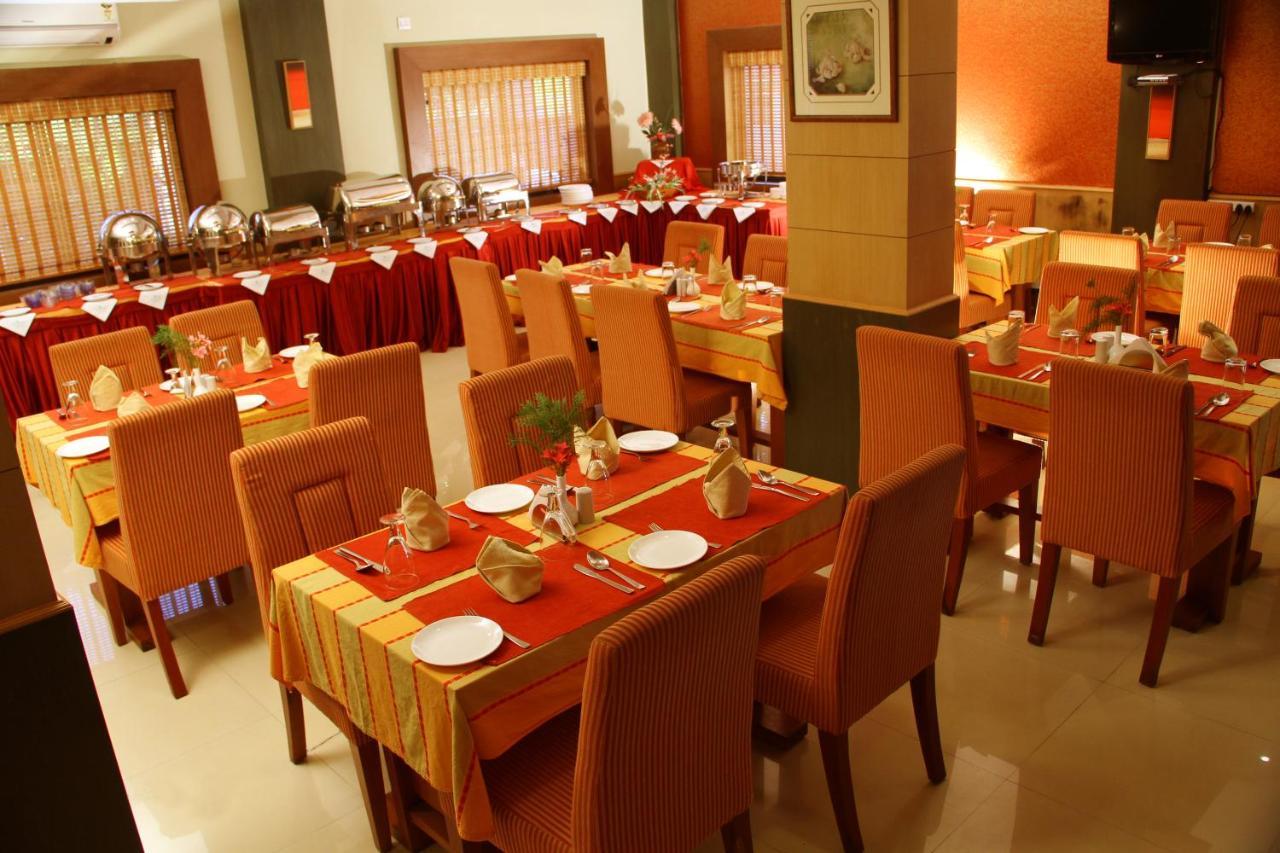Royal Riviera Hotel Kumarakom Bagian luar foto