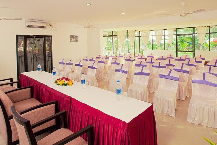 Royal Riviera Hotel Kumarakom Bagian luar foto