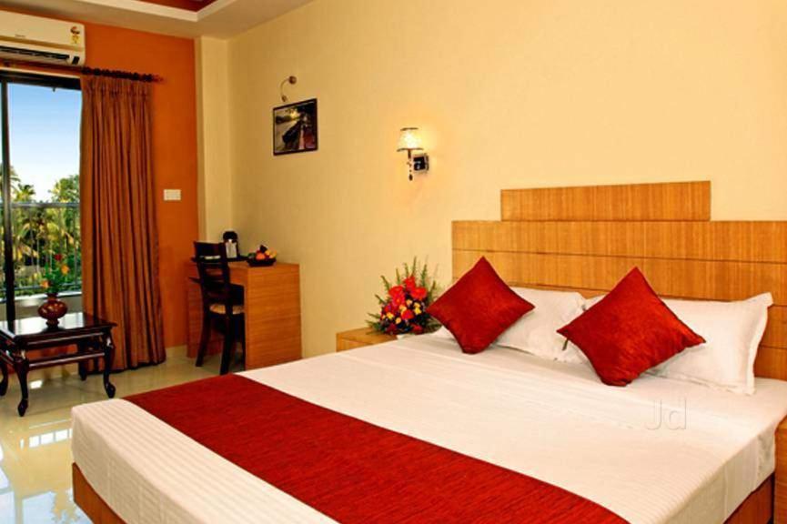 Royal Riviera Hotel Kumarakom Bagian luar foto