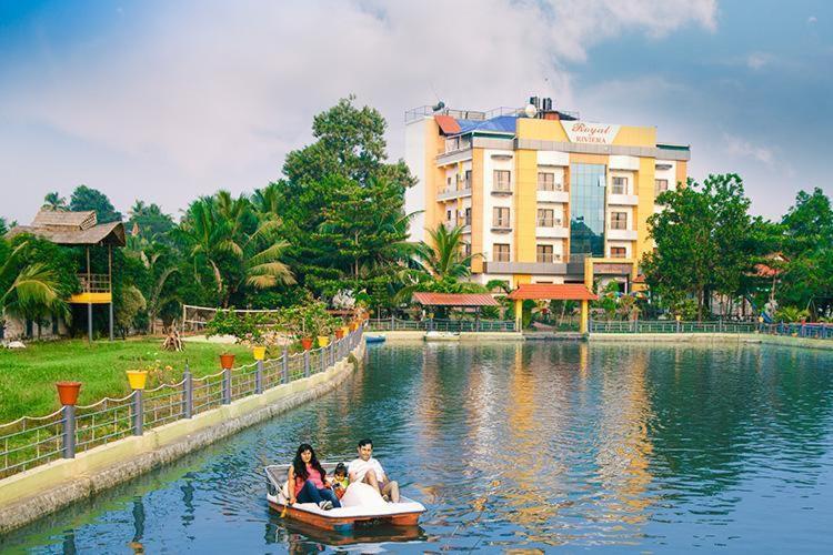 Royal Riviera Hotel Kumarakom Bagian luar foto