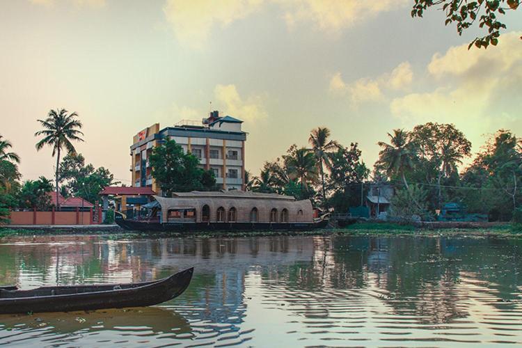 Royal Riviera Hotel Kumarakom Bagian luar foto