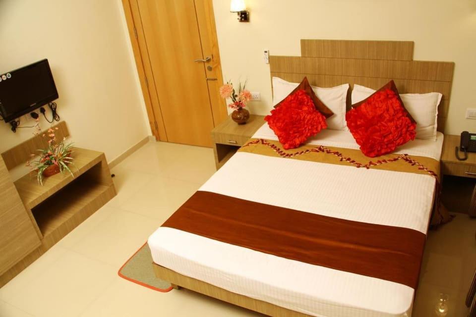 Royal Riviera Hotel Kumarakom Bagian luar foto